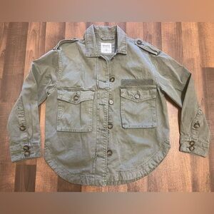 OPPOSITE 
Green Utility Jacket with Epaulettes and Collared Neckline